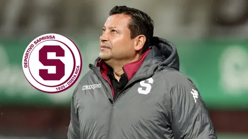 El entrenador Jeaustin Campos celebra una buena noticia que le llega desde Costa Rica. Foto: La Nación.