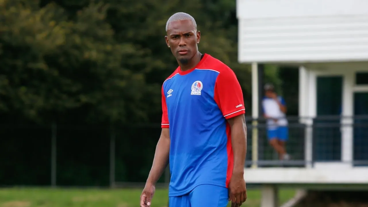 Deiby Flores sorprende al incorporarse a los entrenamientos de Olimpia.