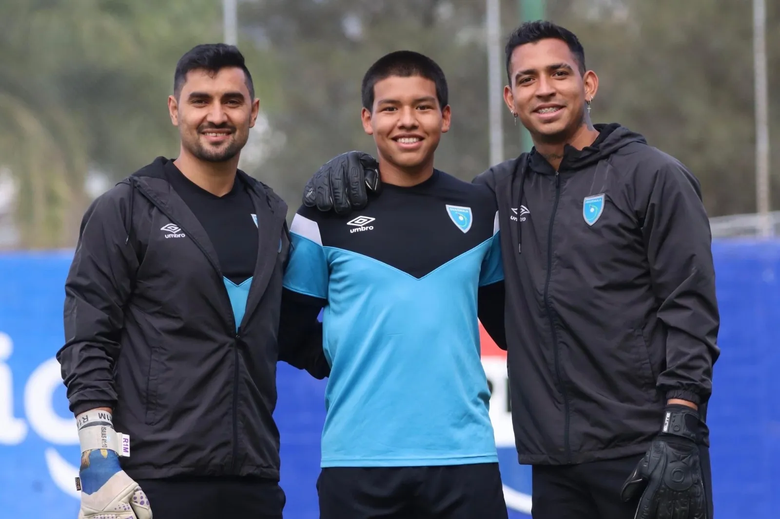 Morán y Navarro abrazan a Barrera (en el centro)