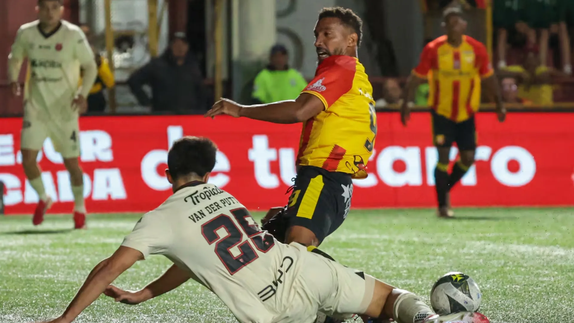 Van der Putten se lesionó en el Clásico Provincial (La Nación/José Cordero).