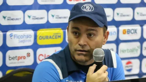 Javier López durante una conferencia de prensa tras un encuentro de Liga Nacional. Foto: La prensa.