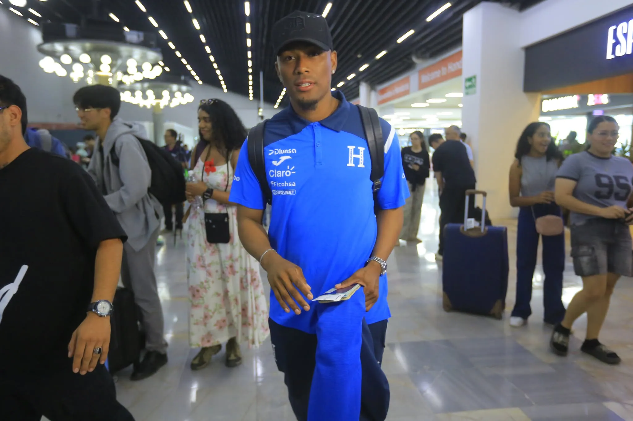 Deiby Flores ha sido convocado a pesar de que no tiene equipo, pero debe encontrarlo para seguir volviendo a la Selección de Honduras. Foto: La Prensa.
