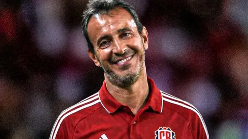 Fernando Batista recibe una buena noticia.