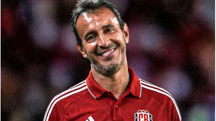 Fernando Batista recibe una buena noticia.