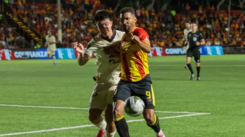 Marcel Hernández, disputándose la bola con Santiago van der Putten.