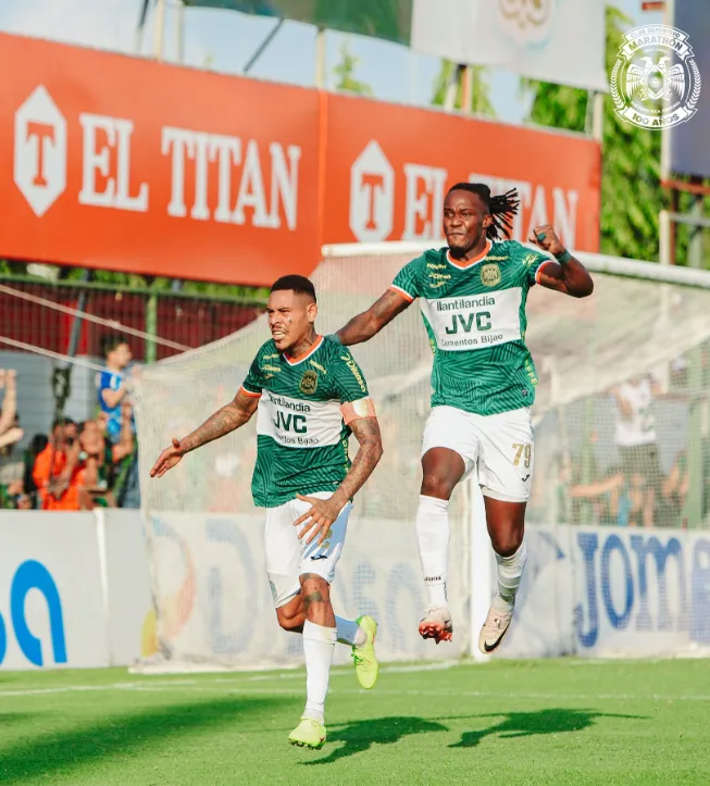 Rubilio Castillo celebrando una anotación con Henry Figueroa. Foto: CD Marathón.