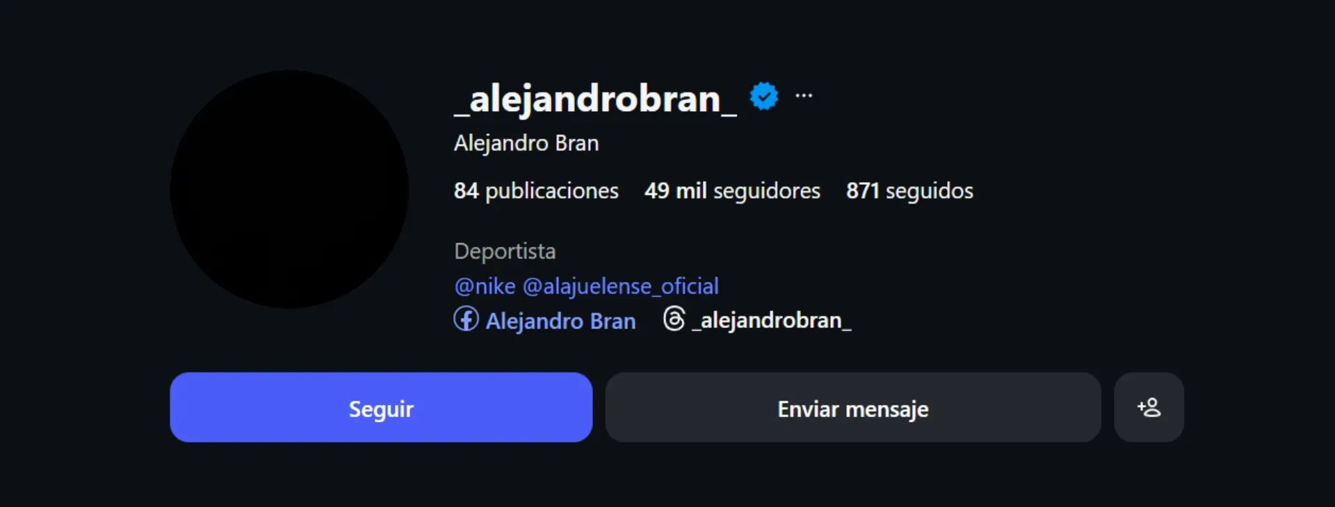 Poner una foto negra fue su primer cambio. (Instagram)