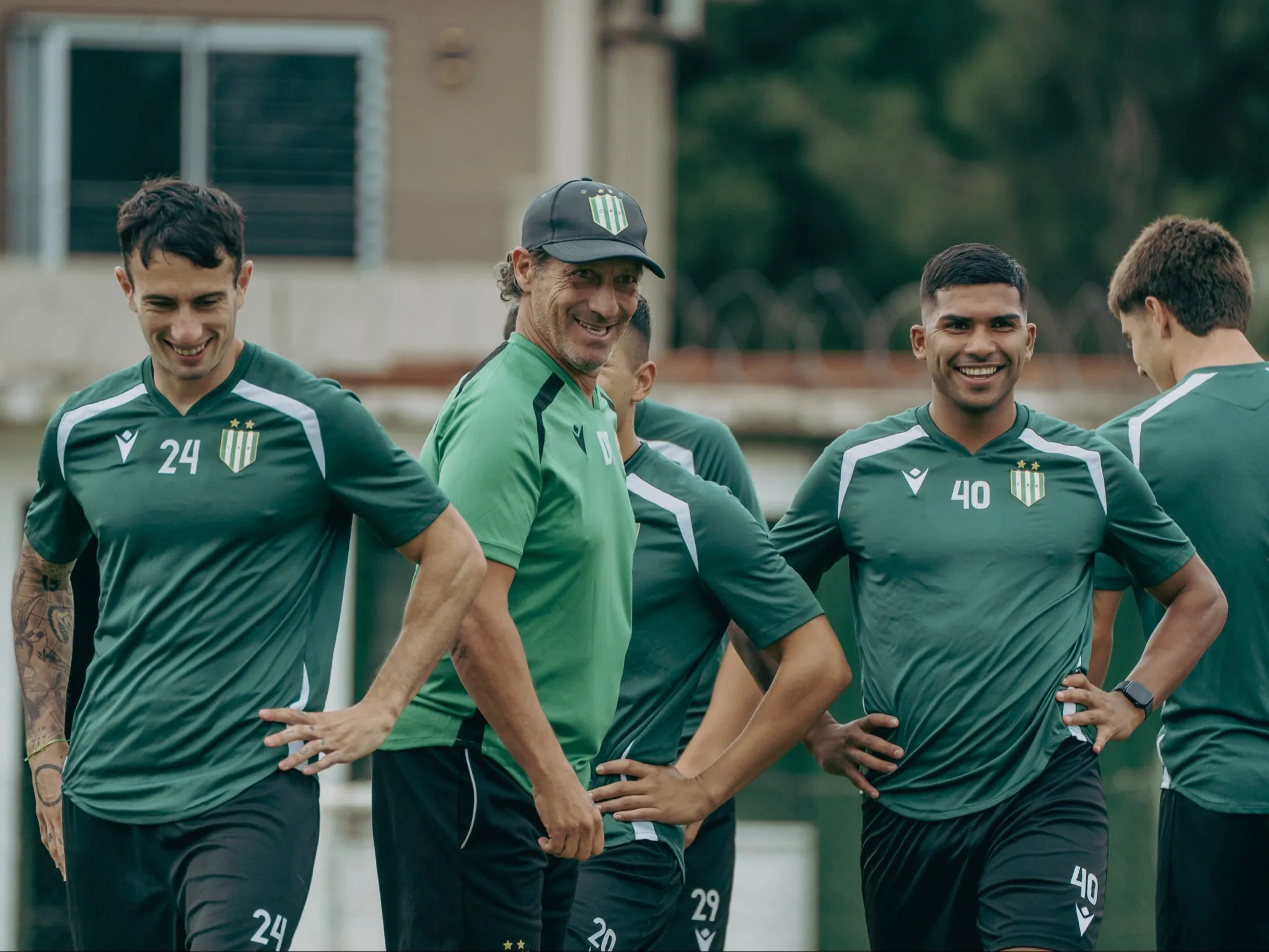 Pedro Troglio firmó con Banfield hasta diciembre de 2026. Foto: X Banfield.