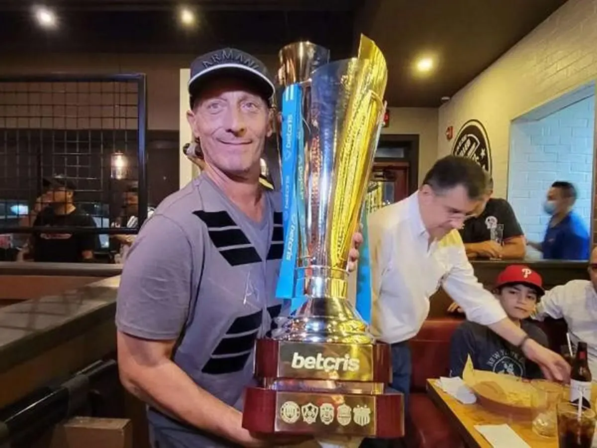 Pedro Troglio con una de las copas que levantó con Olimpia. Foto: Deportes TVC.