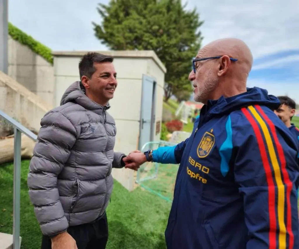 Francis Hernández también se encontró con Luis de la Fuente, entrenador de España. Foto: FFH.