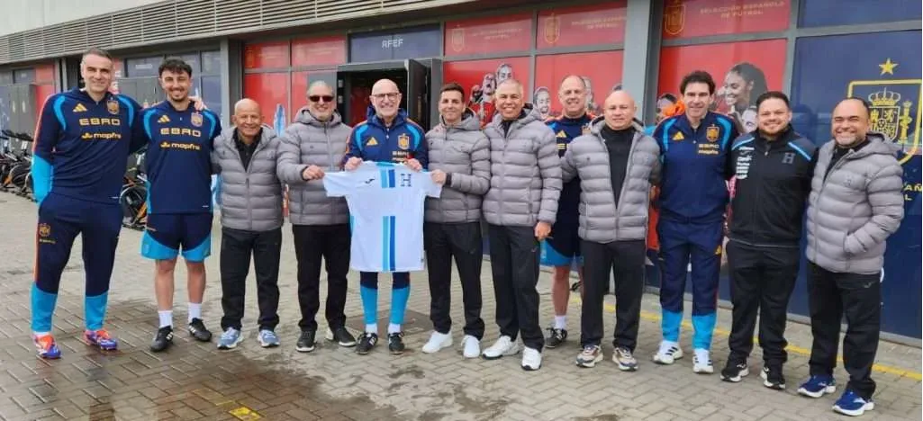 Directivos de Honduras con los de España. Foto: FFH