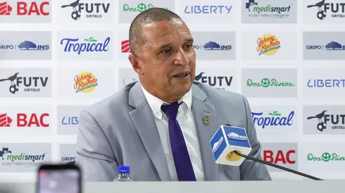 Erick Lonnis pone el pecho para defender a uno de los suyos.