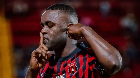 Joel Campbell es apoyado or un referente.