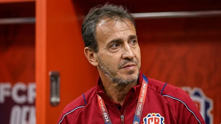 Fernando Batista sorprendió con sus decisiones.