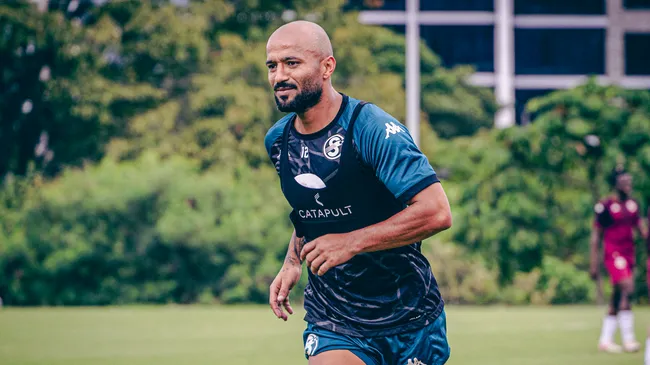 Ricardo Blanco se acerca a la salida (Saprissa).