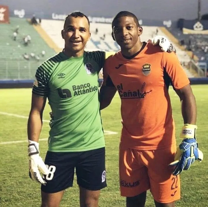 Donis Escober fue compañero de selección con Buba López y pide a Molina que no lo descarte en su proceso.