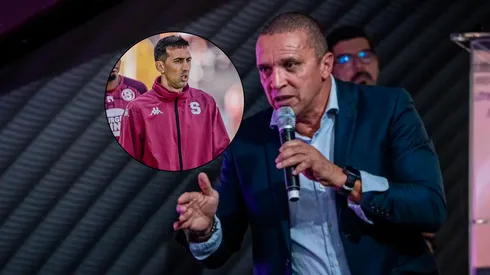 El directivo morado trabaja en la negociación.