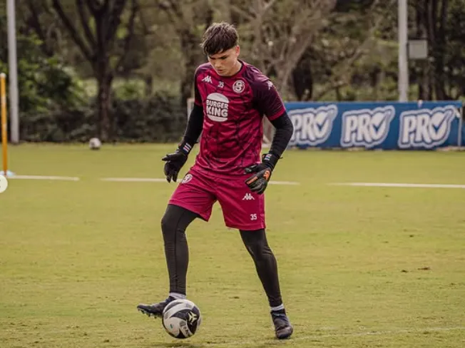 Ian O’rourke entrenando con el primer equipo de Saprissa.