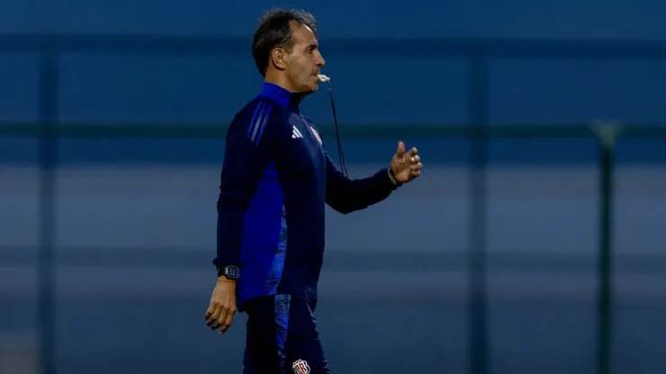 Fernando Batista mete mano en el equipo.