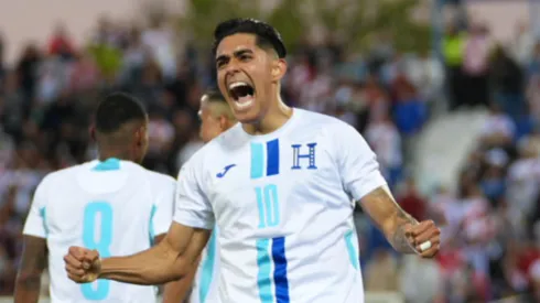 Luis Palma celebrando su anotación en el juego que Honduras empató 2-2 ante Perú. Foto: EFE.