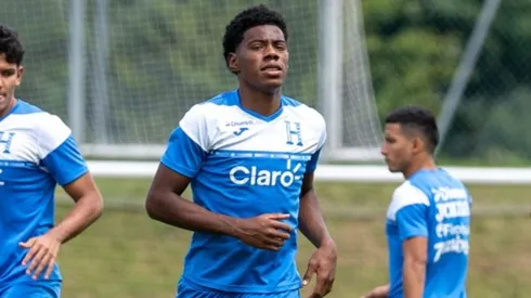 Dereck Moncada apareció como titular en el empate 2-2 de la Selección de Honduras ante Perú. Foto: FFH.