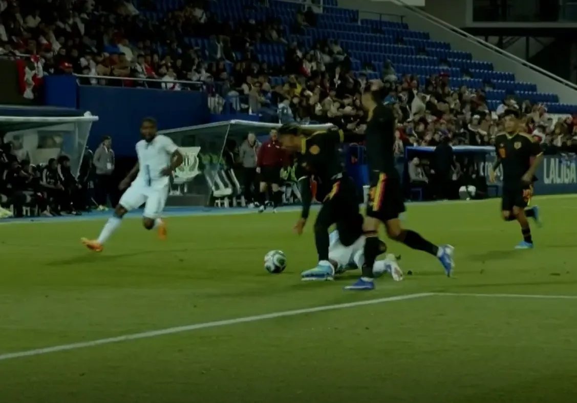 Así fue el momento del pisotón que sufrió Dereck Moncada. Foto: Deportes TVC.