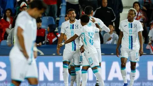 Darlin Mencía celebra la anotación del empate en el amistoso ante Perú. Foto: EFE.