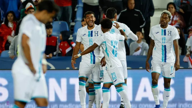 Darlin Mencía celebra la anotación del empate en el amistoso ante Perú. Foto: EFE.