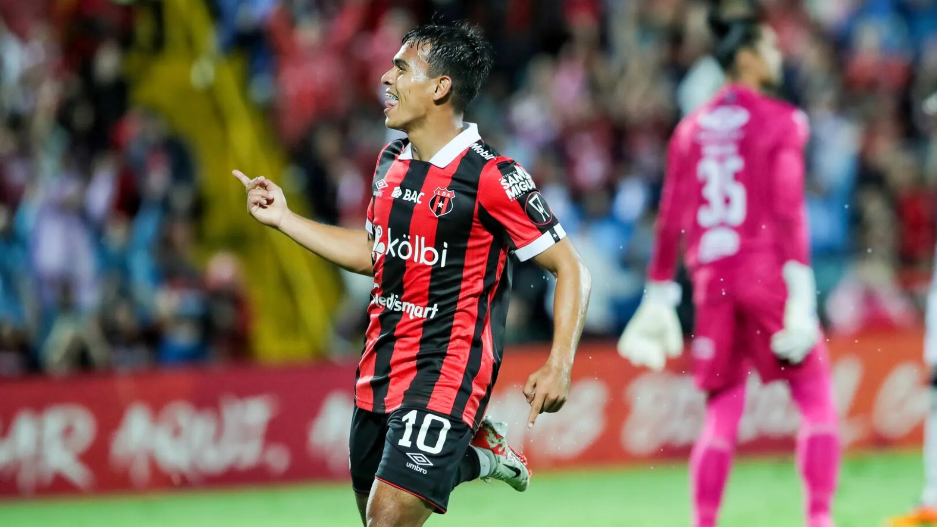 Aarón Suárez mostró un flojo nivel durante el final de su etapa en Alajuelense, donde ganó siete títulos. (Foto: Concacaf)
