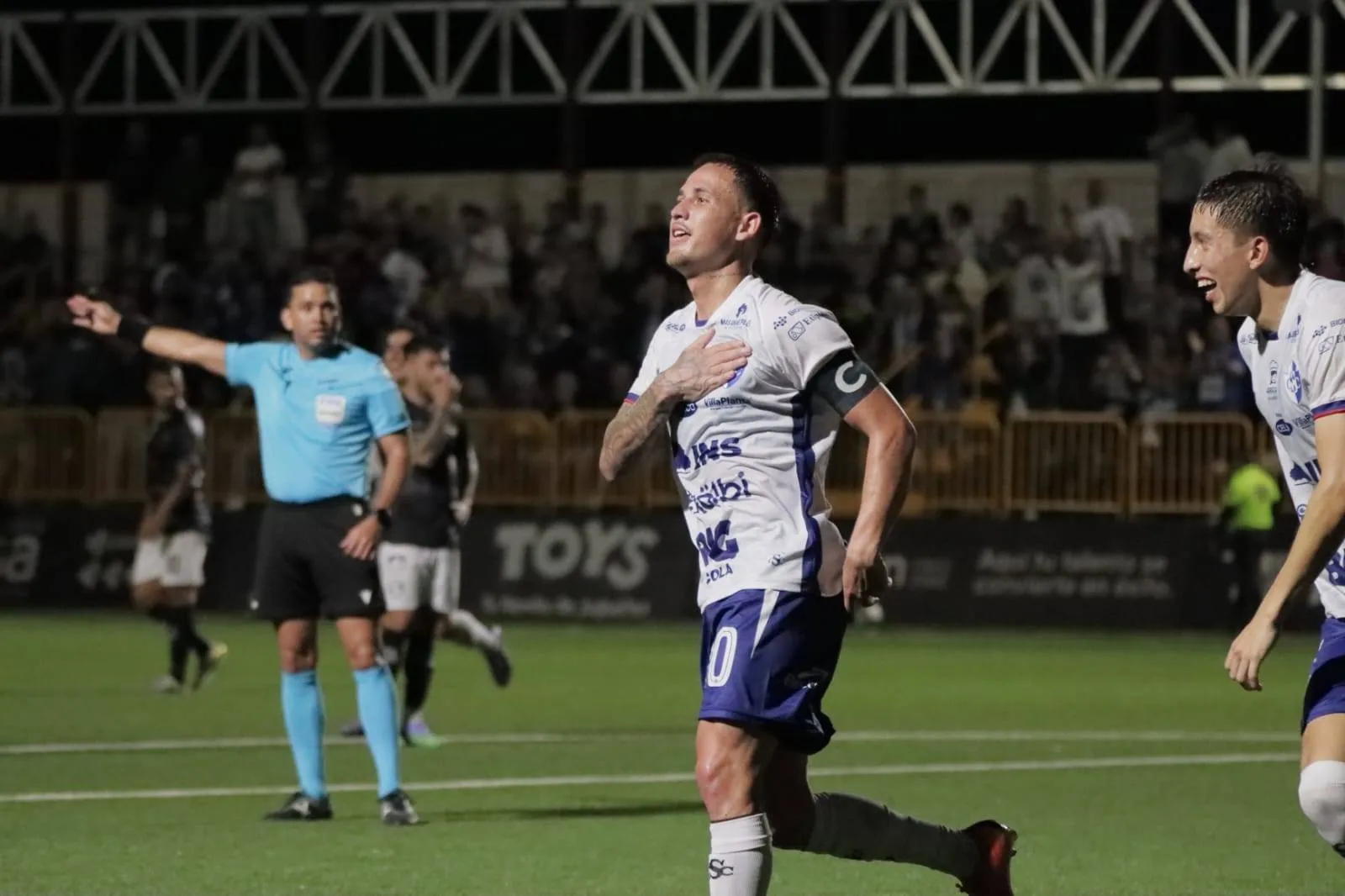 Marcelo Hernández celebra detrás de Christopher Núñez