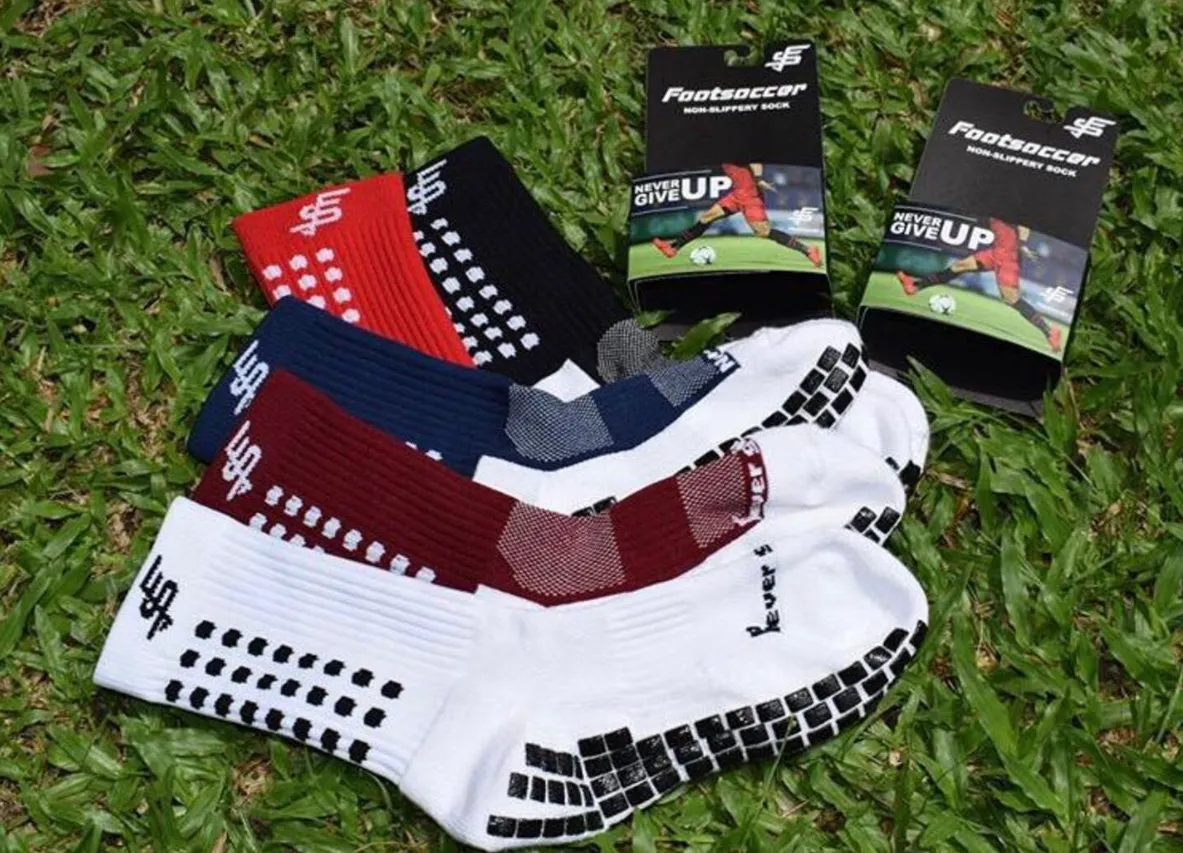 Las medias antideslizantes que importa Ariel Rodríguez (La Teja).