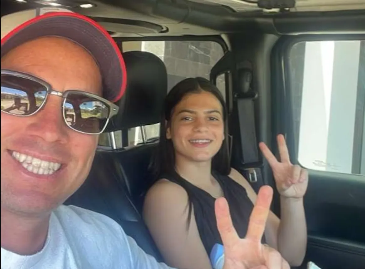 Bryan Oviedo acompaña a su sobrina a los entrenamientos (La Nación).