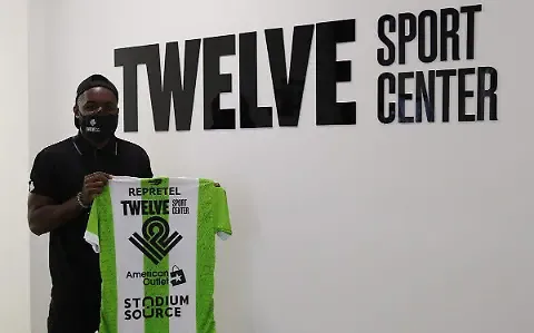 Joel Campbell es la cara de Twelve Sport Center (Instagram).