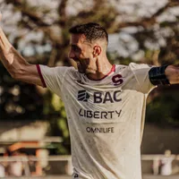 Mariano Torres le pone la firma: Saprissa celebra el anuncio que impacta a Costa Rica