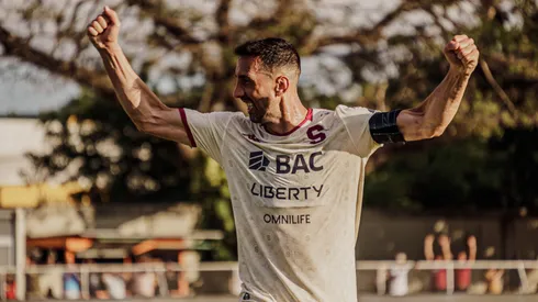 Mariano Torres sigue destacándose en Saprissa