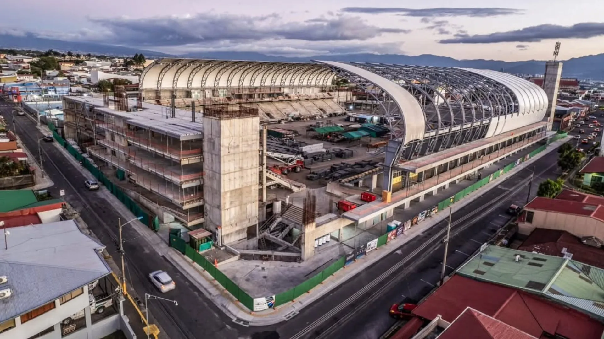 La construcción del nuevo estadio de Herediano está en su etapa final.