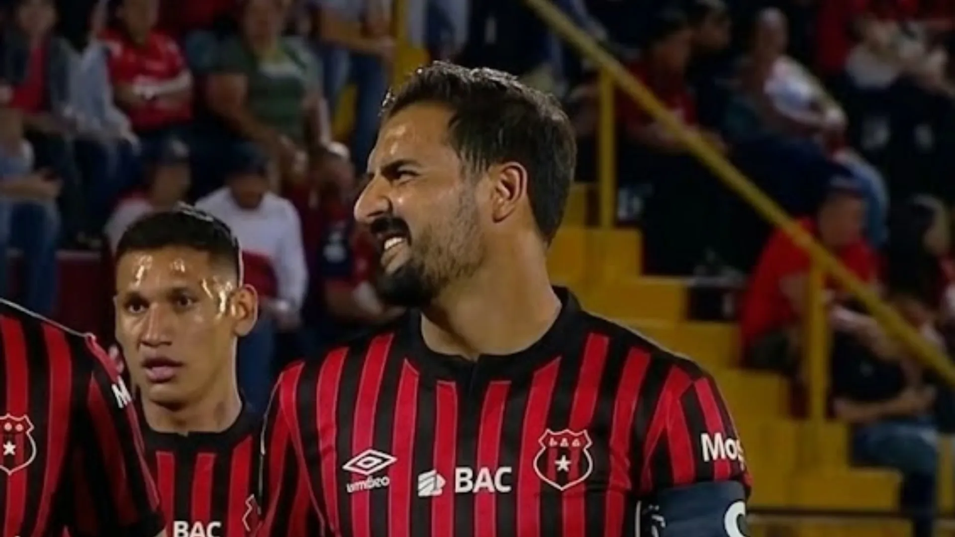 Celso Borges se retiró lesionado ante Guadalupe.