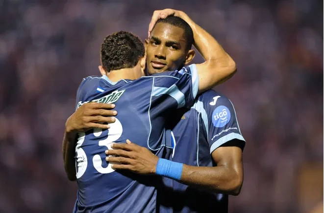 Esdras Padilla abrazando a Jerry Bengtson cuando consiguieron el título en 2011 contra Olimpia.