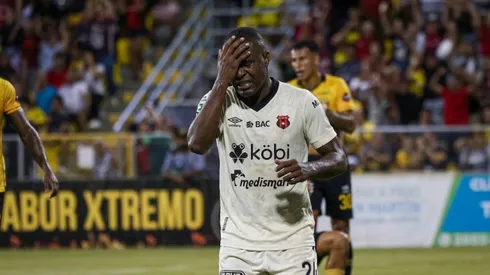 Alajuelense recibe una dura noticia.