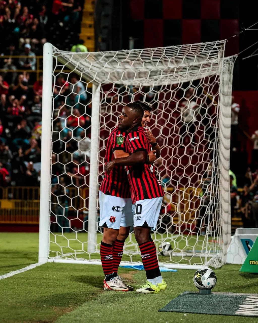 Campbell y Zaldívar, un abrazo de miles de dólares en Alajuelense. (Alajuelense)