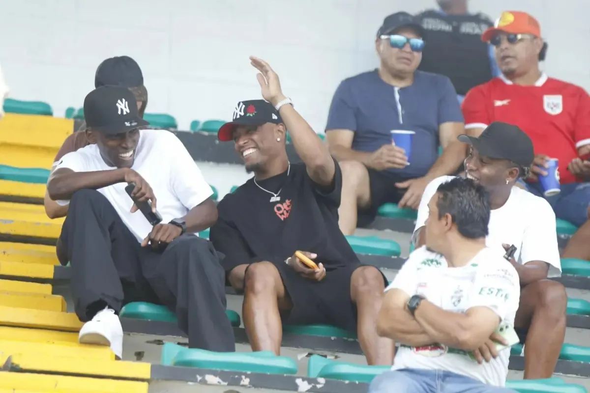 Alberth Elis y Deiby Flores viendo felices al Platense. Foto: La Prensa.