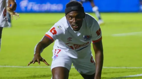 Alberth Elis durante su paso por Olimpia en la Liga Nacional de Honduras. Foto: Instagram Alberth Elis.