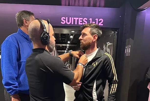 Andrés Turcios junto a Lionel Messi.