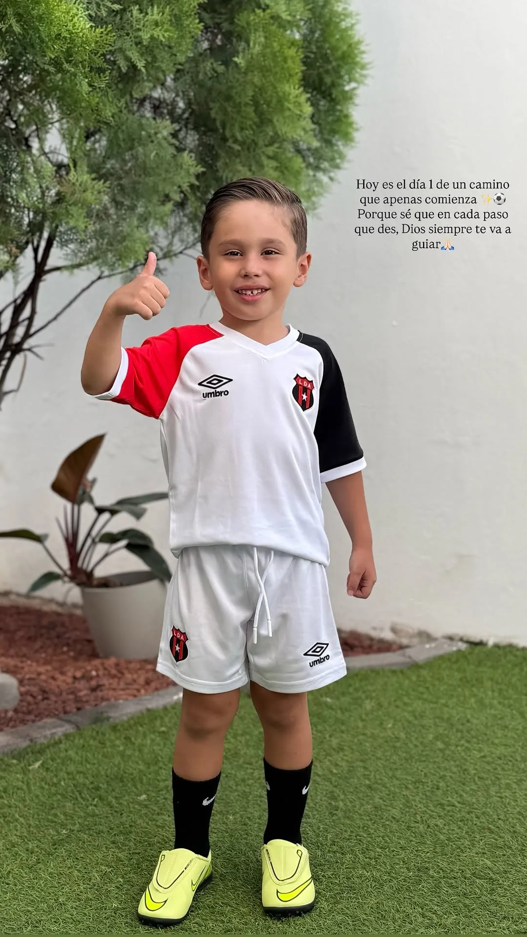 El pequeño Franco dio sus primeros pasos en el fútbol (Instagram).
