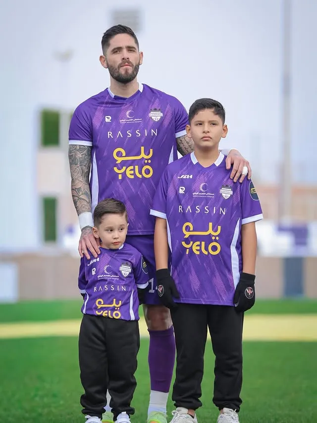 Moya junto a su hijo Julián, de nueve años, y su hijastro Franco (Instagram).