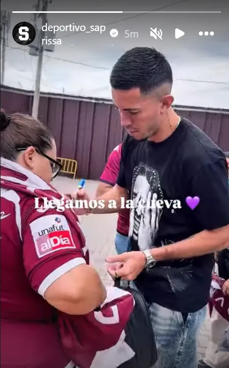 Jefferson Brenes se detuvo a repartir autógrafos.