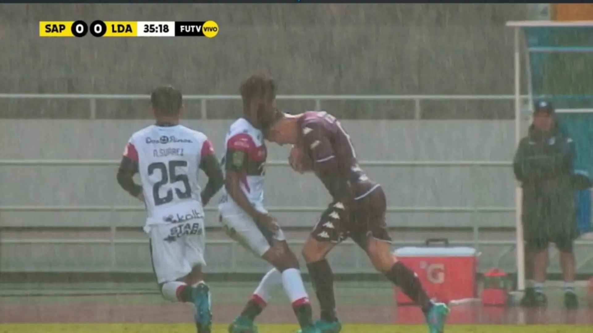 Josué Ugalde no echó a David Guzmán por este cabezazo. (Foto: FUTV)