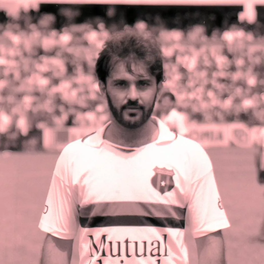 Álvaro Solano con la camiseta de Alajuelense.