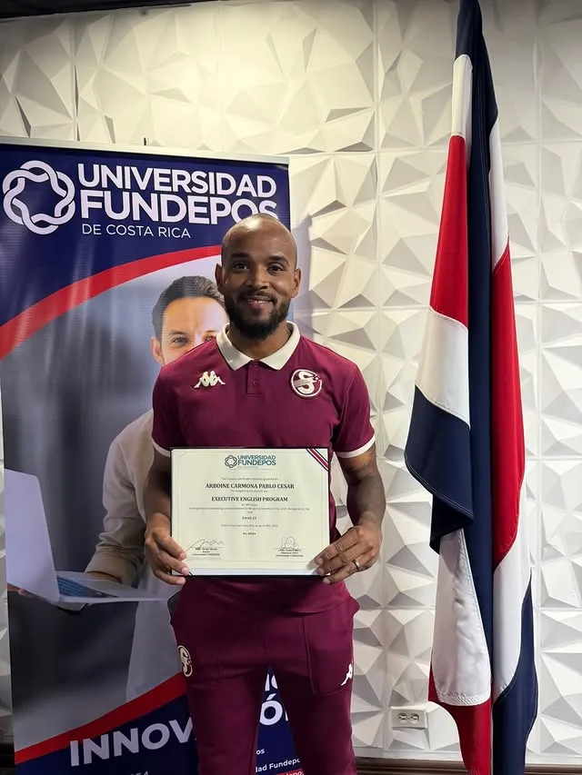 Arboine celebró su graduación en la antesala del Clásico Nacional (Instagram).
