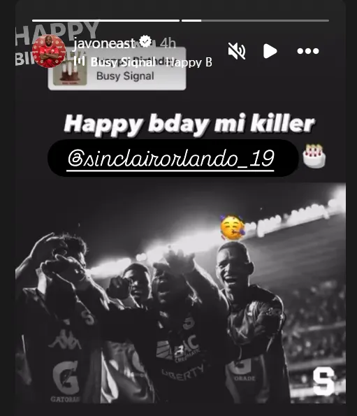 Javon East saludó a Orlando Sinclair por su cumpleaños (Saprissa).